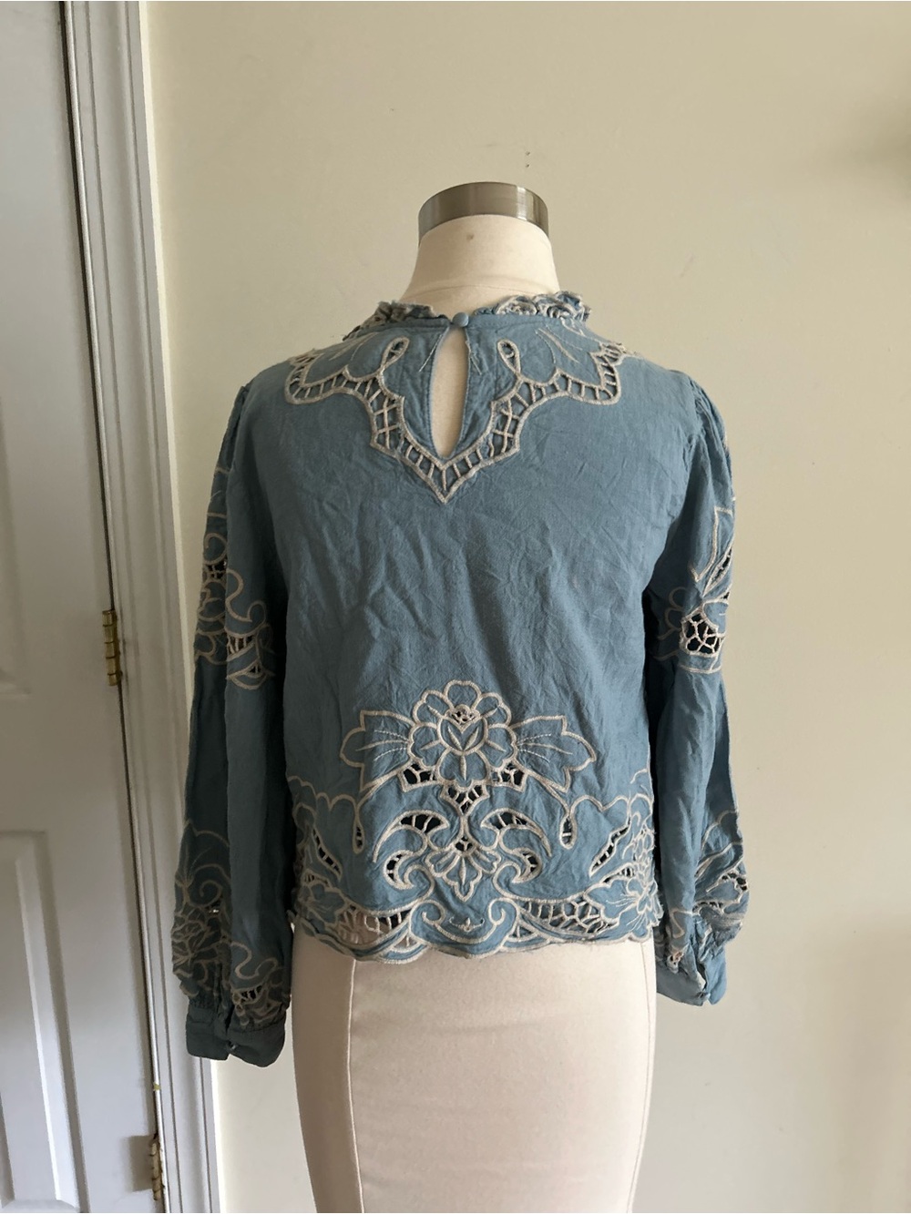 Anthropologie Linen Blend Lace Embroidered Blue Ling Sleeve blouse size S - Picture 5 of 9